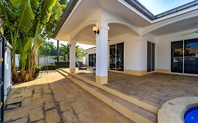 Private 4 Bedroom Pool Villa Ng411